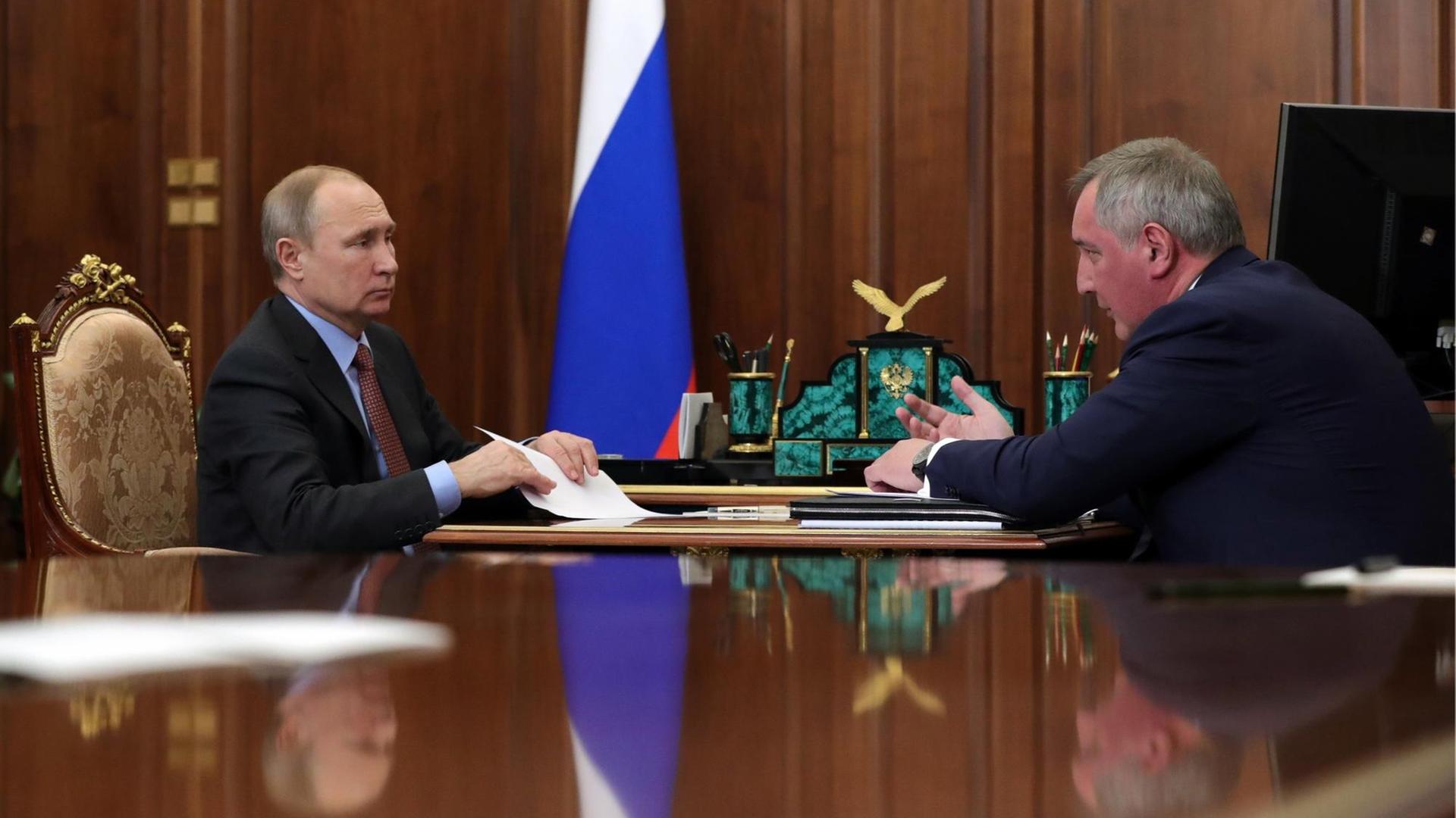 Russlands Präsident Vladimir Putin im Gespräch mit Roskosmos-Chef Dmitri Rogosin. Das Institut ist für einen Großteil konkreter technologischer Entwicklungen an Raketen verantwortlich. Russlands Präsident Vladimir Putin im Gespräch mit Roskosmos-Chef Dmitri Rogosin. Das Institut ist für einen Großteil konkreter technologischer Entwicklungen an Raketen verantwortlich.