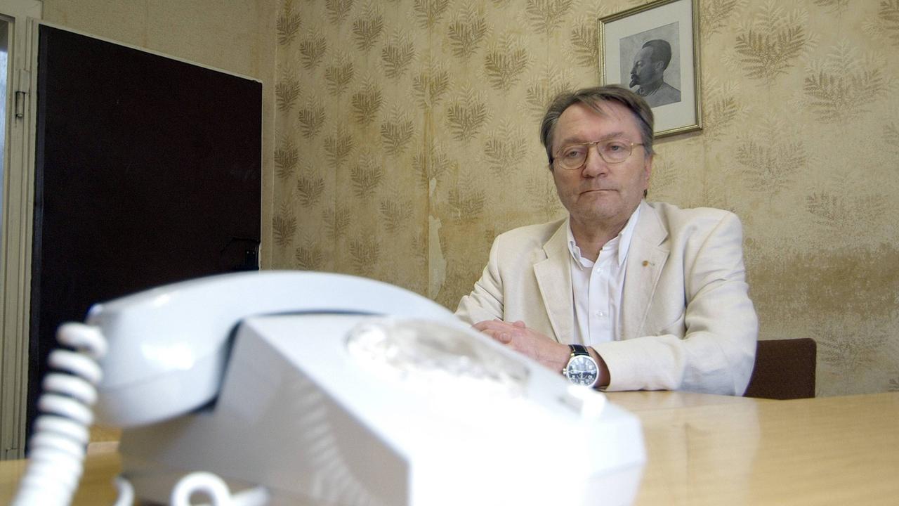 Uwe W. Hädrich (ehemaliger Häftling) in einem Vernehmungsraum der ehemaligen Untersuchungshaftanstalt des Ministeriums für Staatssicherheit (MfS) in Berlin-Hohenschönhausen, Personen , Gebäude, innen, Innenansicht; 2006, Berlin, Fotoshooting, ehemalige, JVA, Justizvollzuganstalt, Justizvollzugsanstalten, Gefängnis, Gefängnisse, Stasigefängnis, Stasigefängnisse, Knast, Haftanstalt, Haftanstalten, Gedenkstätte, Gedenkstätten, Untersuchungsgefängnis; , quer, Kbdig, Einzelbild, Deutschland, , Uwe W. Hädrich (ehemaliger Häftling) in einem Vernehmungsraum der ehemaligen Untersuchungshaftanstalt des Ministeriums für Staatssicherheit (MfS) in Berlin-Hohenschönhausen, Personen , Gebäude, innen, Innenansicht; 2006, Berlin, Fotoshooting, ehemalige, JVA, Justizvollzuganstalt, Justizvollzugsanstalten, Gefängnis, Gefängnisse, Stasigefängnis, Stasigefängnisse, Knast, Haftanstalt, Haftanstalten, Gedenkstätte, Gedenkstätten, Untersuchungsgefängnis; , quer, Kbdig, Einzelbild, Deutschland, ,