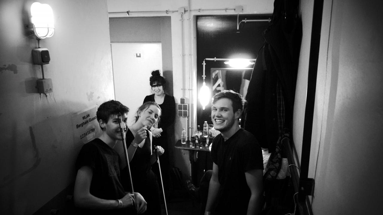 Backstage der Kantine am Berghain mit Laura Cahen & Band Backstage der Kantine am Berghain mit Laura Cahen & Band