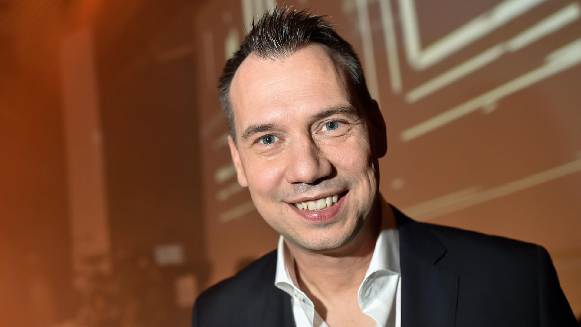 Der Autor Sebastian Fitzek steht am 26.10.2016 in Berlin im Tempodrom auf der Bühne. Dort las der Schriftsteller aus seinem neuen Buch "Das Paket" vor. Mit der Lesung feierte er sein 10-jähriges Jubiläum. Der Autor Sebastian Fitzek steht am 26.10.2016 in Berlin im Tempodrom auf der Bühne. Dort las der Schriftsteller aus seinem neuen Buch "Das Paket" vor. Mit der Lesung feierte er sein 10-jähriges Jubiläum.