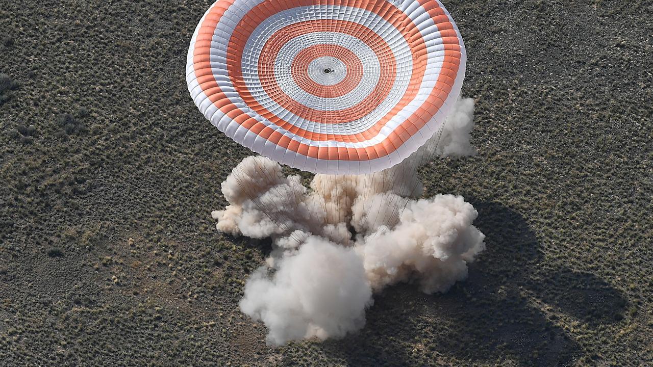 Eine Soyuz MS-11 mit Astronauten aus dem All landet in Kasachstan. Eine Soyuz MS-11 mit Astronauten aus dem All landet in Kasachstan.