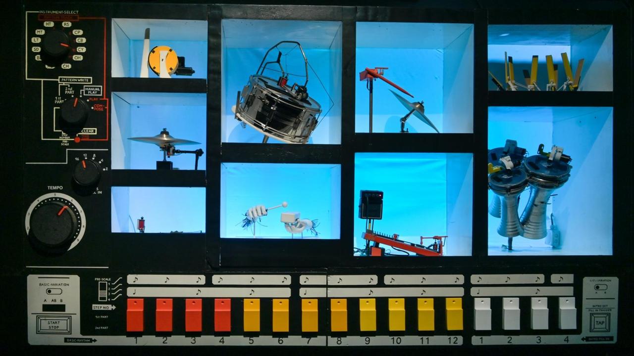 Eine Klangmaschine mit verschiedenen Trommeln in der Ausstellung "Electronic" im Londoner Design Museum.