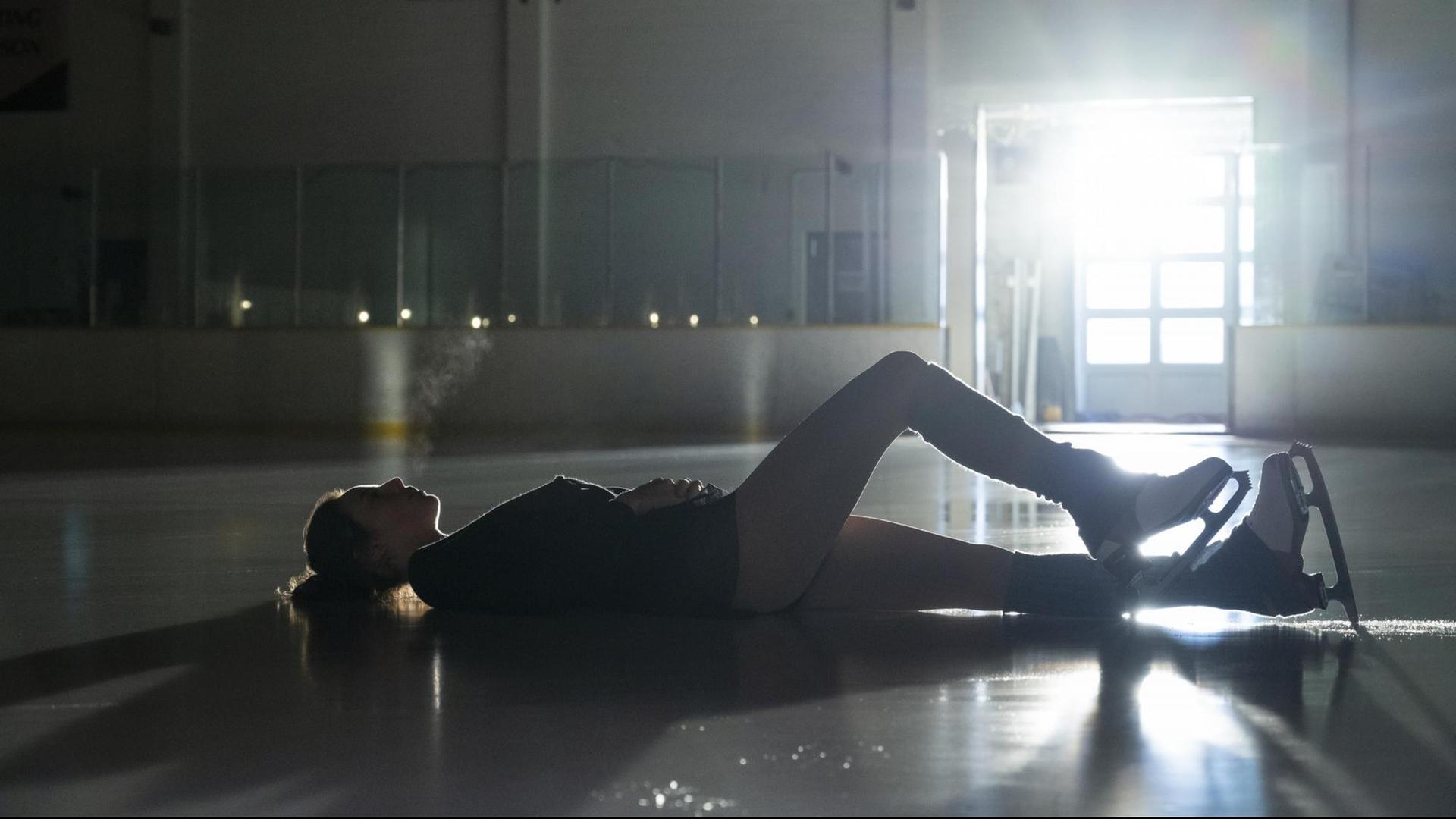 Aufs Eis gelegt: Kaya Scodelario als Kat Baker in der Serie "Spinning Out"