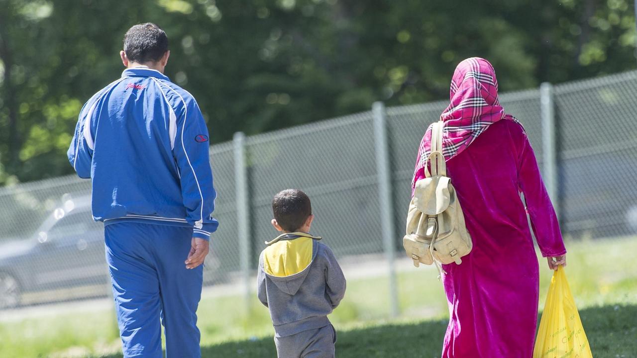 Flüchtlinge gehen am 05.06.2015 in Meßstetten (Baden-Württemberg) auf dem Gelände der Landeserstaufnahmeeinrichtung (LEA) für Flüchtlinge