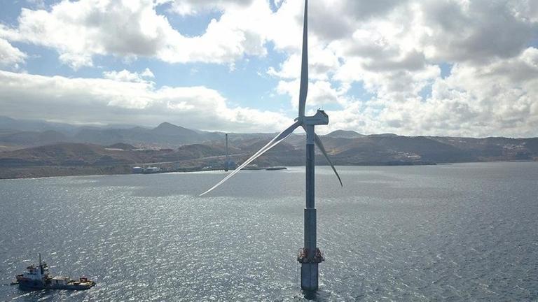 Vor der Küste der Kanarischen Insel dreht sich das erste Windrad, das sich selbst installiert hat