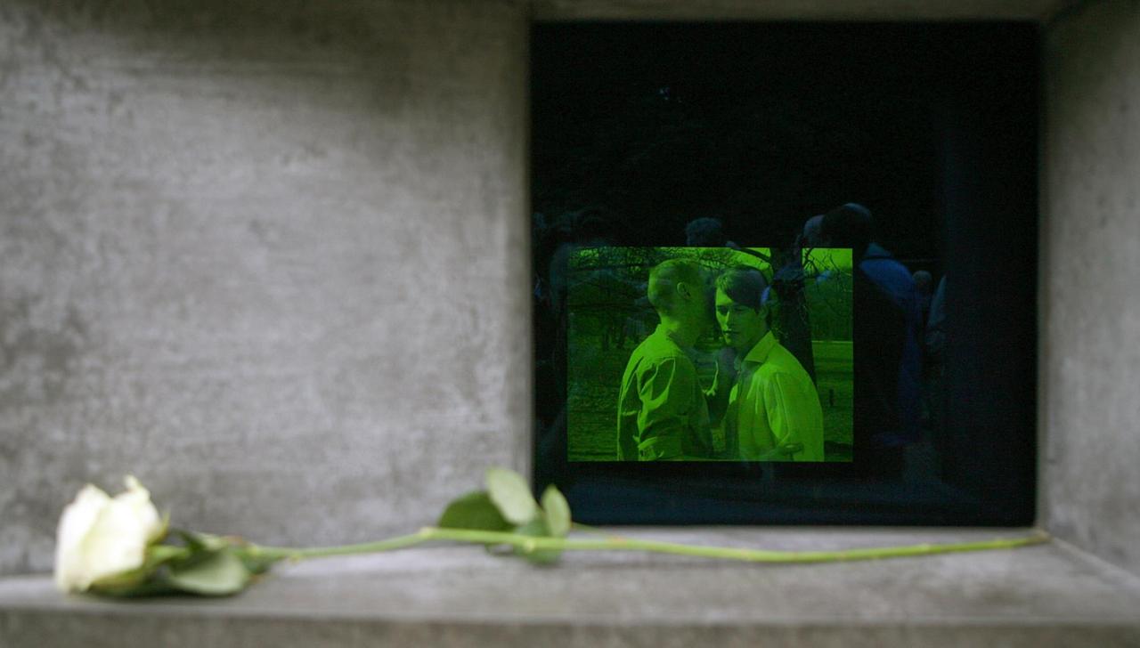 Eine weiße Rose liegt vor der Videoinstallation am Denkmal für die vom NS-Regime verfolgten Homosexuellen in Berlin. Eine weiße Rose liegt vor der Videoinstallation am Denkmal für die vom NS-Regime verfolgten Homosexuellen in Berlin.