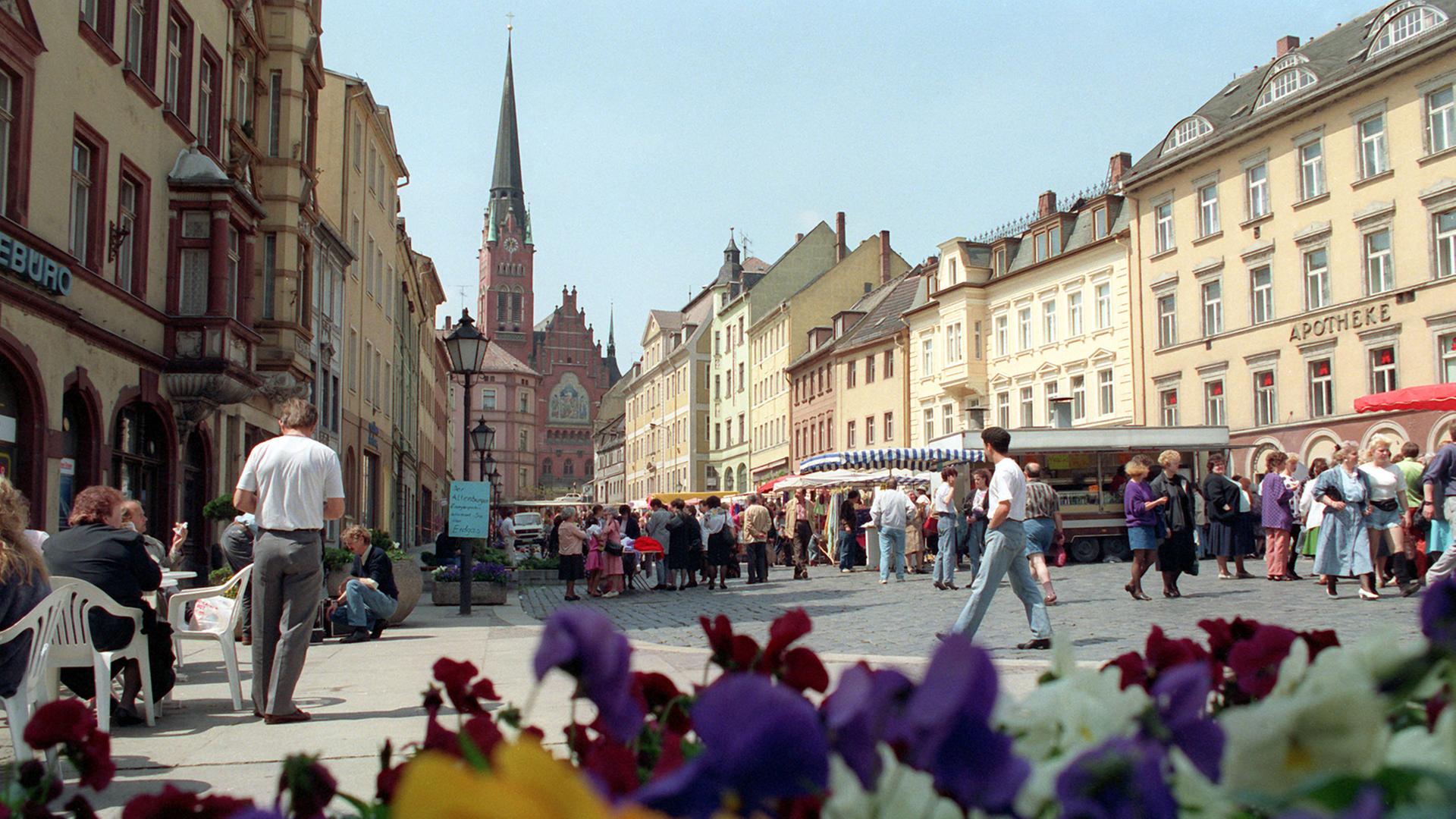 Altenburg: Blick auf den Marktplatz der einstigen Residenzstadt der Herzöge von Sachsen-Altenburg. Altenburg: Blick auf den Marktplatz der einstigen Residenzstadt der Herzöge von Sachsen-Altenburg.