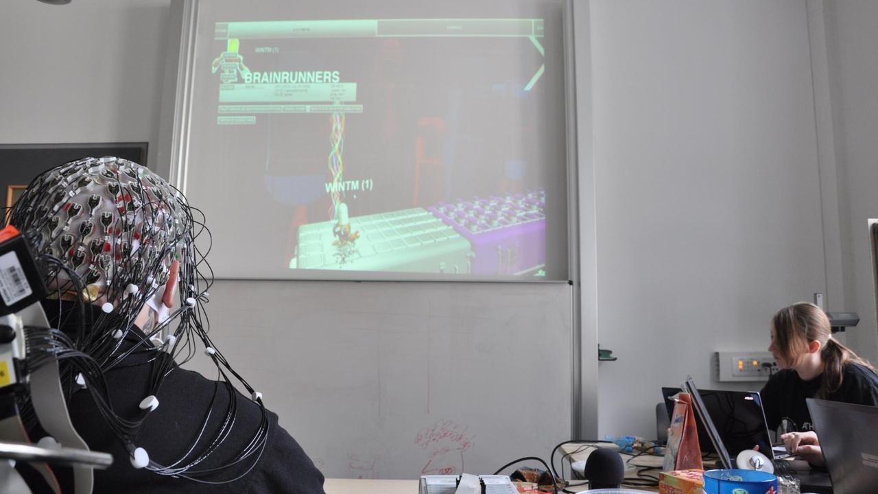 Sebastian Reuls Gedanken werden zu Kommandos, mit denen er die Spielfigur über die Cybathlon-Rennstrecke schickt. Jede Regung verfälscht das Singal: Während dem Spiel darf er sich nicht bewegen, freuen oder ärgern - das geht an die Substanz Sebastian Reuls Gedanken werden zu Kommandos, mit denen er die Spielfigur über die Cybathlon-Rennstrecke schickt. Jede Regung verfälscht das Singal: Während dem Spiel darf er sich nicht bewegen, freuen oder ärgern - das geht an die Substanz