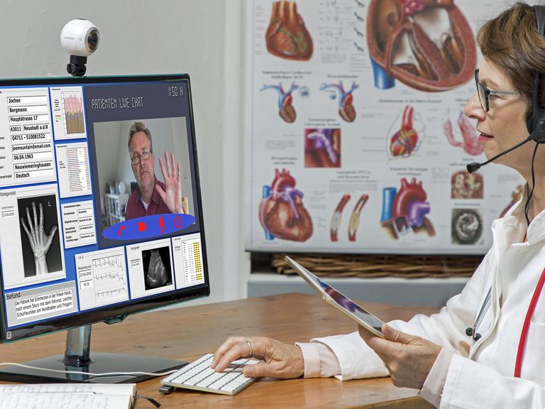 Eine Ärztin kommuniziert in ihrer Praxis über Webcam mit einem Patienten.
