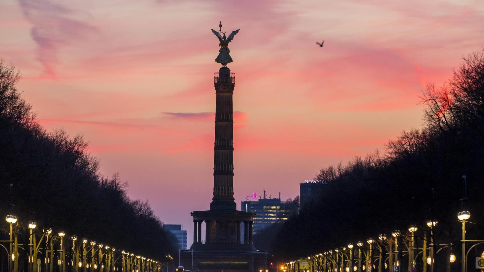 Siegessäule auf dem Großen Stern im Berliner Tiergarten, Straße des 17. Juni. Siegessäule auf dem Großen Stern im Berliner Tiergarten, Straße des 17. Juni.