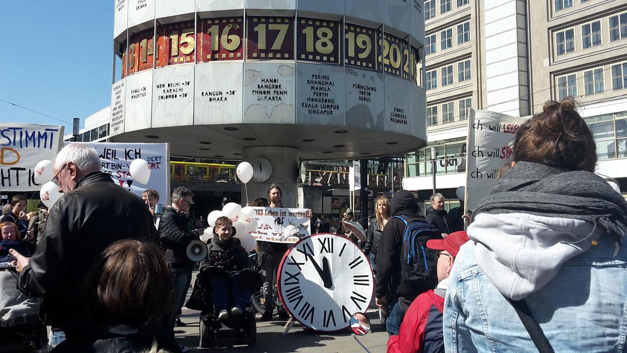 Demonstration gegen die Politik der Bundesregierung zum Thema Inklusion am Berliner Alexanderplatz.
