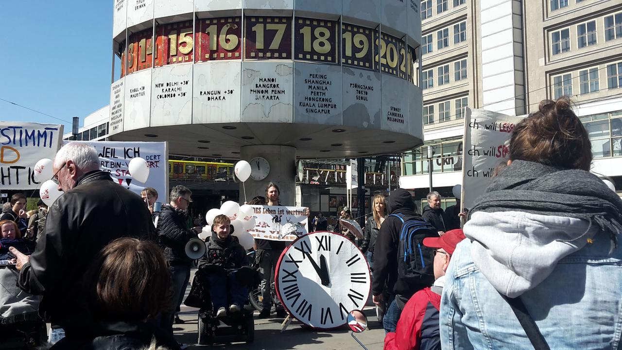 Demonstration gegen die Politik der Bundesregierung zum Thema Inklusion am Berliner Alexanderplatz. Demonstration gegen die Politik der Bundesregierung zum Thema Inklusion am Berliner Alexanderplatz.