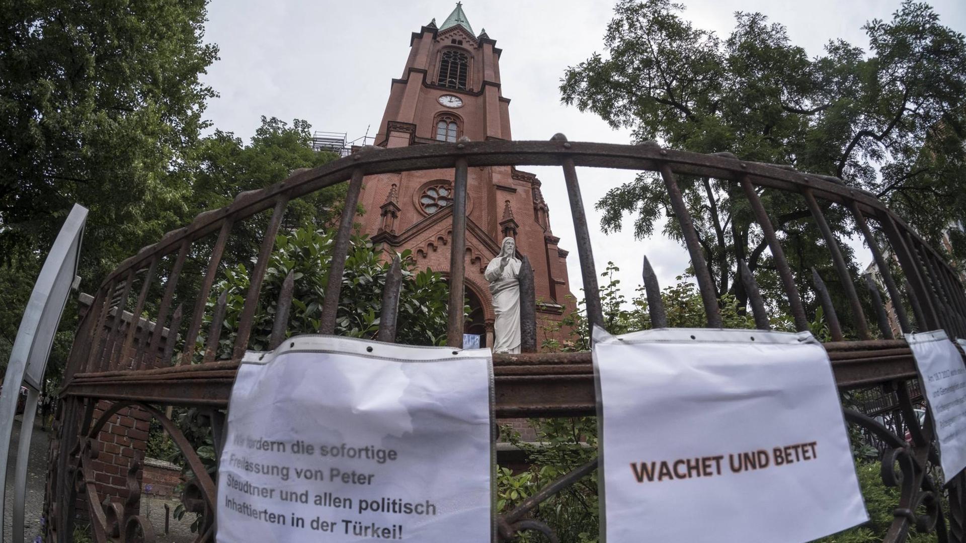 Zettel mit dem Aufruf zur Andacht und zum Gebet für den in der Türkei verhafteten Menschrechtsaktivisten Peter Steudtner an der Gethsemanekriche in Berlin-Prenzlauer Berg. Zettel mit dem Aufruf zur Andacht und zum Gebet für den in der Türkei verhafteten Menschrechtsaktivisten Peter Steudtner an der Gethsemanekriche in Berlin-Prenzlauer Berg.