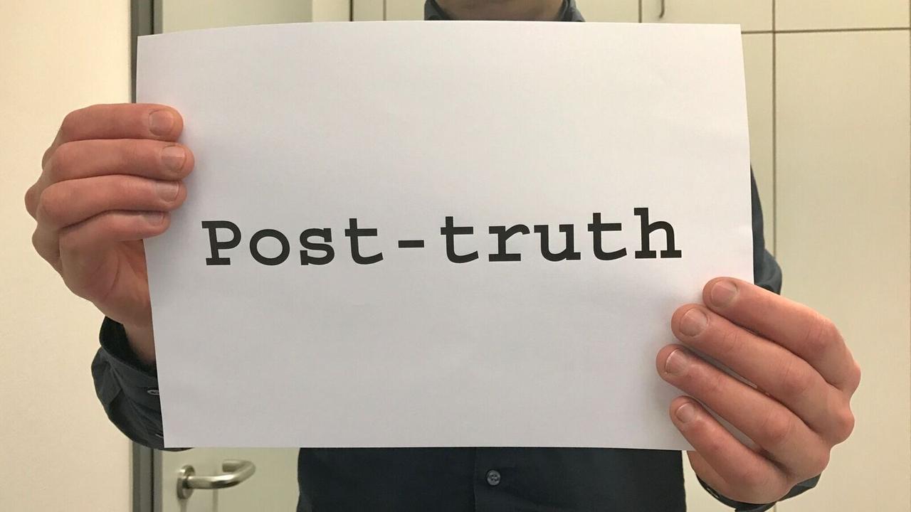 Das Wort "post-truth" ist das internationale Wort des Jahres. Das Wort "post-truth" ist das internationale Wort des Jahres.