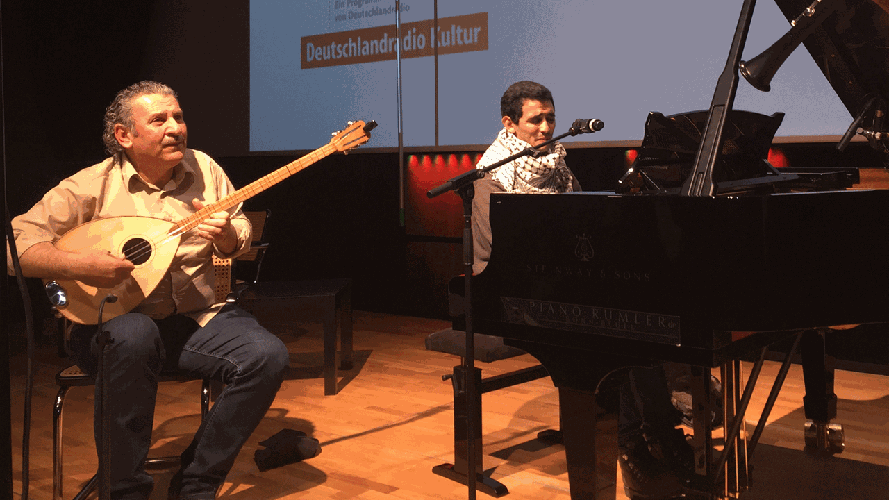 Der Pianist Aeham Ahmad und der Sänger und Saz-Spieler Ibrahim Keivo bei einer Probe in der Bonner Bundeskunsthalle Der Pianist Aeham Ahmad und der Sänger und Saz-Spieler Ibrahim Keivo bei einer Probe in der Bonner Bundeskunsthalle
