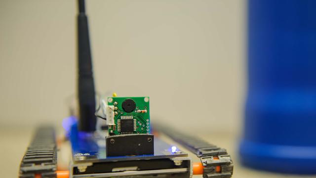 Der "Neuro-Rover" sieht aus wie ein Spielzeugpanzer mit Computerplatine.
