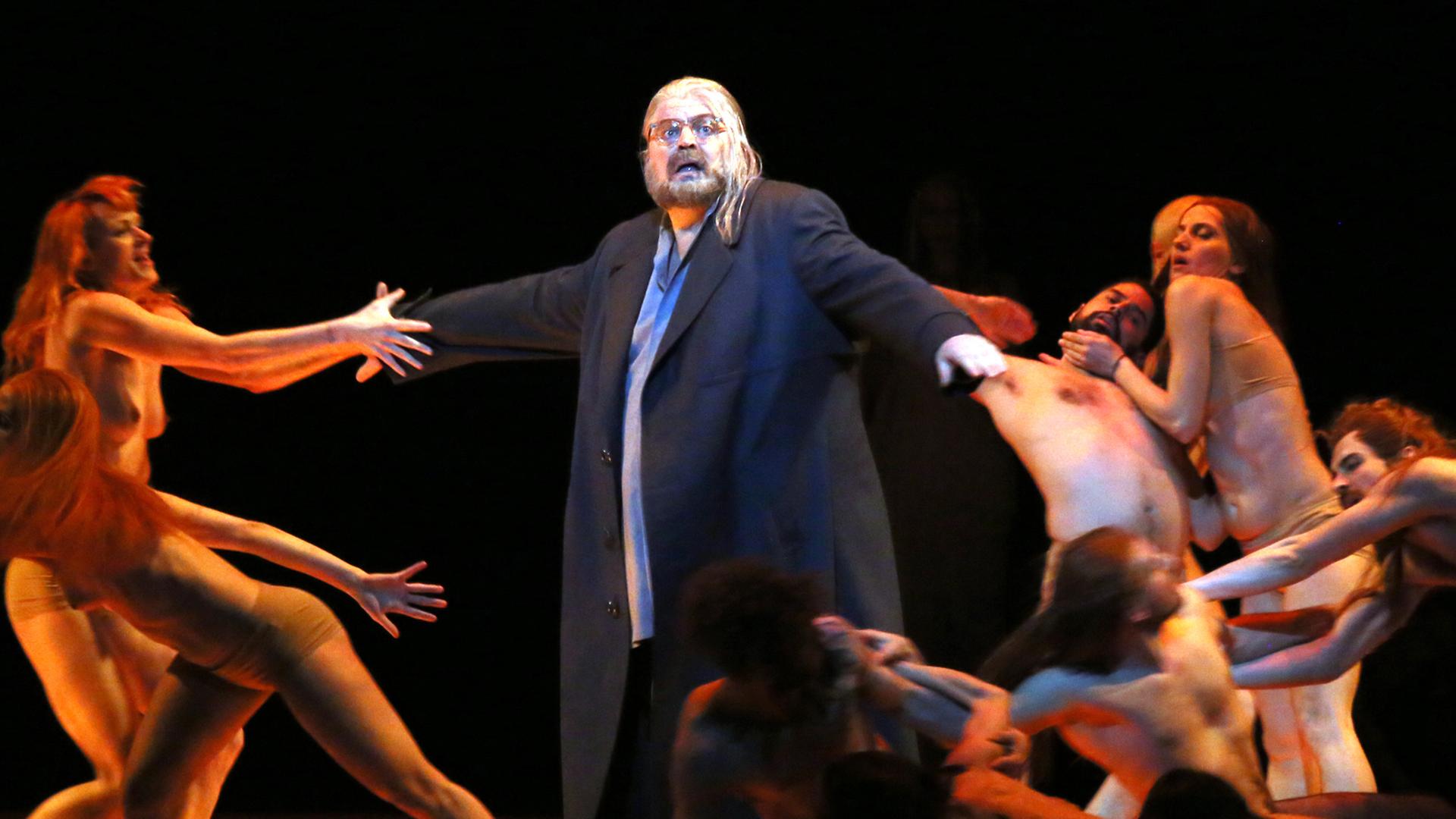 Der Sänger Peter Seiffert (M) als Tannhäuser steht am 07.04.2014 während der Probe zu "Tannhäuser" im Schiller Theater in Berlin mit Tänzern auf der Bühne. Der Sänger Peter Seiffert (M) als Tannhäuser steht am 07.04.2014 während der Probe zu "Tannhäuser" im Schiller Theater in Berlin mit Tänzern auf der Bühne.