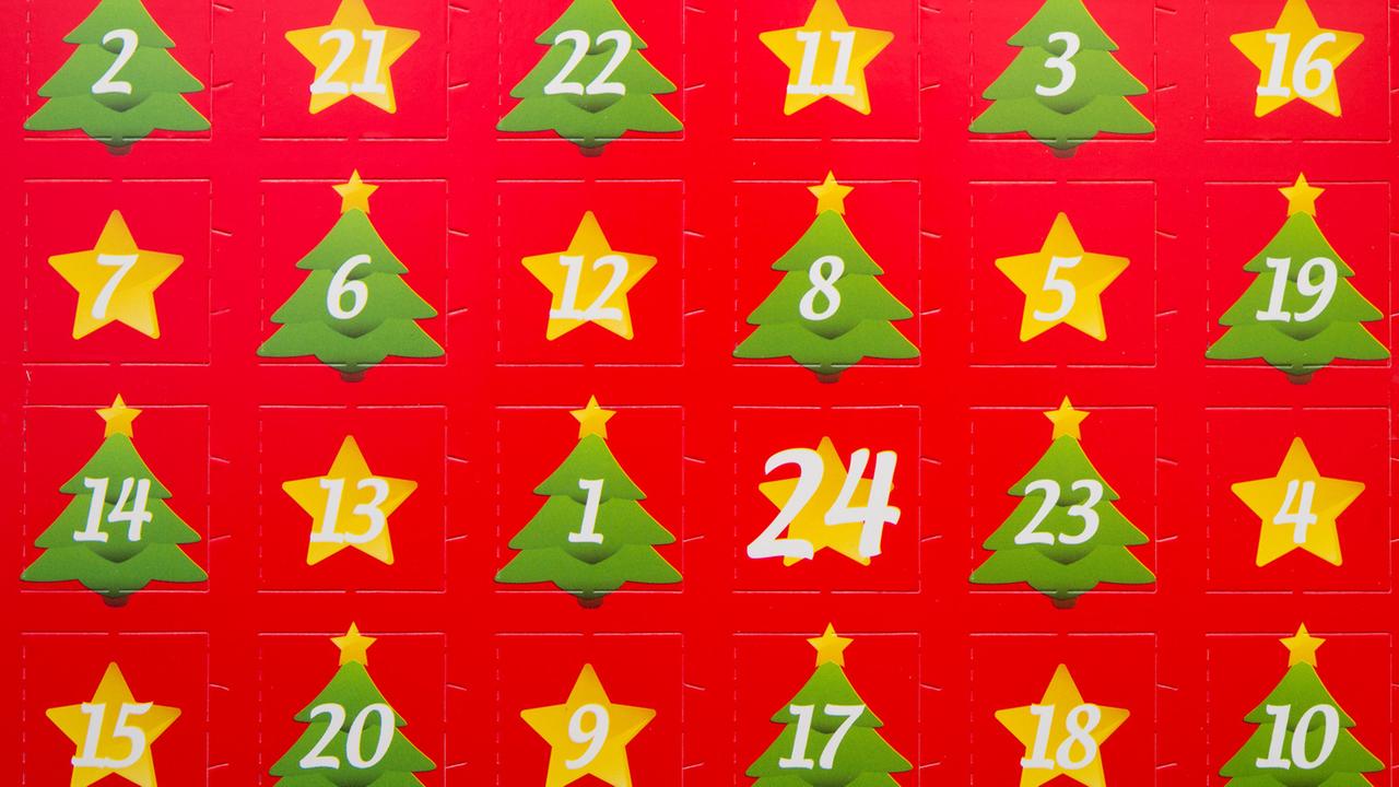 Noch geschlossen sind die Türchen eines Adventskalenders in Sieversdorf (Brandenburg). Noch geschlossen sind die Türchen eines Adventskalenders in Sieversdorf (Brandenburg).