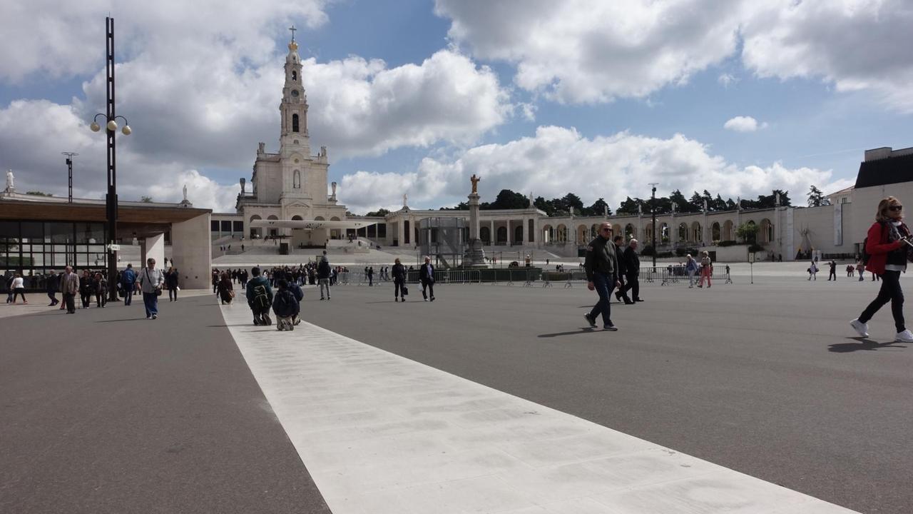 Das Bild zeigt im Hintergrund die Kathedrale von Fátima, den vorderen Teil des Bildes nimmt der Platz vor der Kathedrale ein. Das Bild zeigt im Hintergrund die Kathedrale von Fátima, den vorderen Teil des Bildes nimmt der Platz vor der Kathedrale ein.