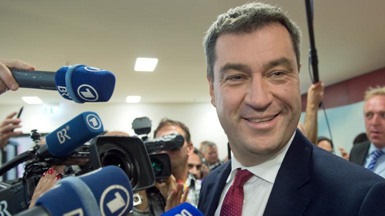 Markus Söder (CSU), bayerischer Finanzminister vor mehreren Mikrofonen Markus Söder (CSU), bayerischer Finanzminister vor mehreren Mikrofonen