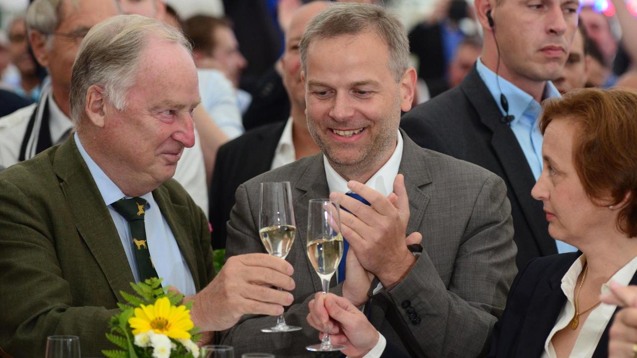 Der Spitzenkandidat der AfD bei der Landtagswahl in Mecklenburg-Vorpommern, Leif-Erik Holm (M) und die beiden stellvertretenden Bundesvorsitzenden Alexander Gauland (l) und Beatrix von Storch (r) in Schwerin. Der Spitzenkandidat der AfD bei der Landtagswahl in Mecklenburg-Vorpommern, Leif-Erik Holm (M) und die beiden stellvertretenden Bundesvorsitzenden Alexander Gauland (l) und Beatrix von Storch (r) in Schwerin.