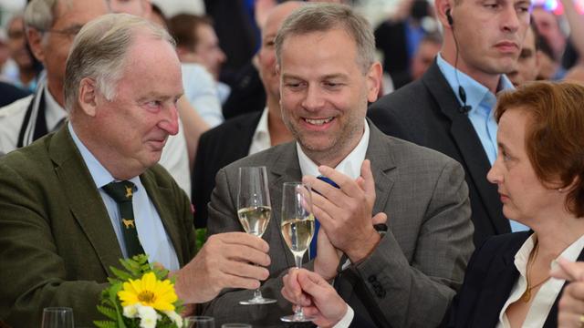 Der Spitzenkandidat der AfD bei der Landtagswahl in Mecklenburg-Vorpommern, Leif-Erik Holm (M) und die beiden stellvertretenden Bundesvorsitzenden Alexander Gauland (l) und Beatrix von Storch (r) in Schwerin.