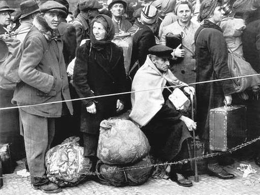 1945: Flüchtlinge am Anhalter Bahnhof in Berlin warten auf einen Zug.