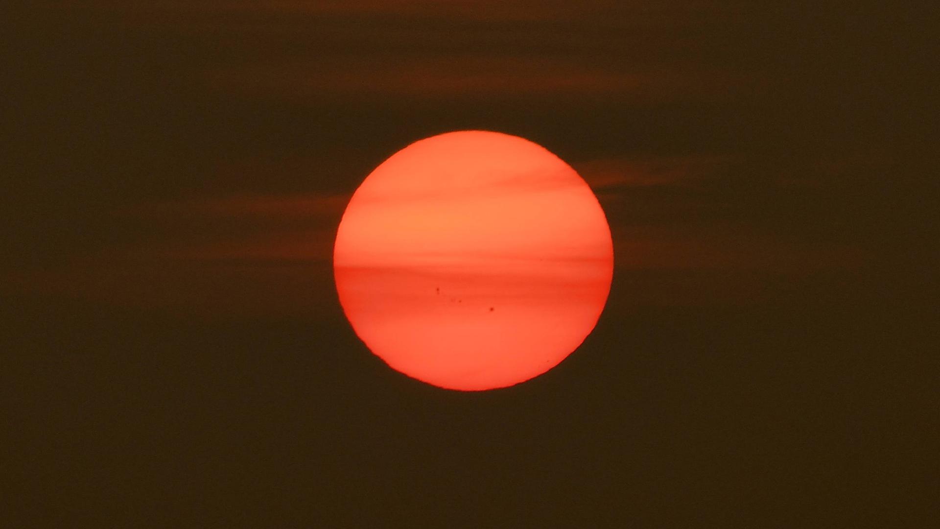 Sonnenuntergang mit Wolken und Sonnenflecken Sonnenuntergang mit Wolken und Sonnenflecken