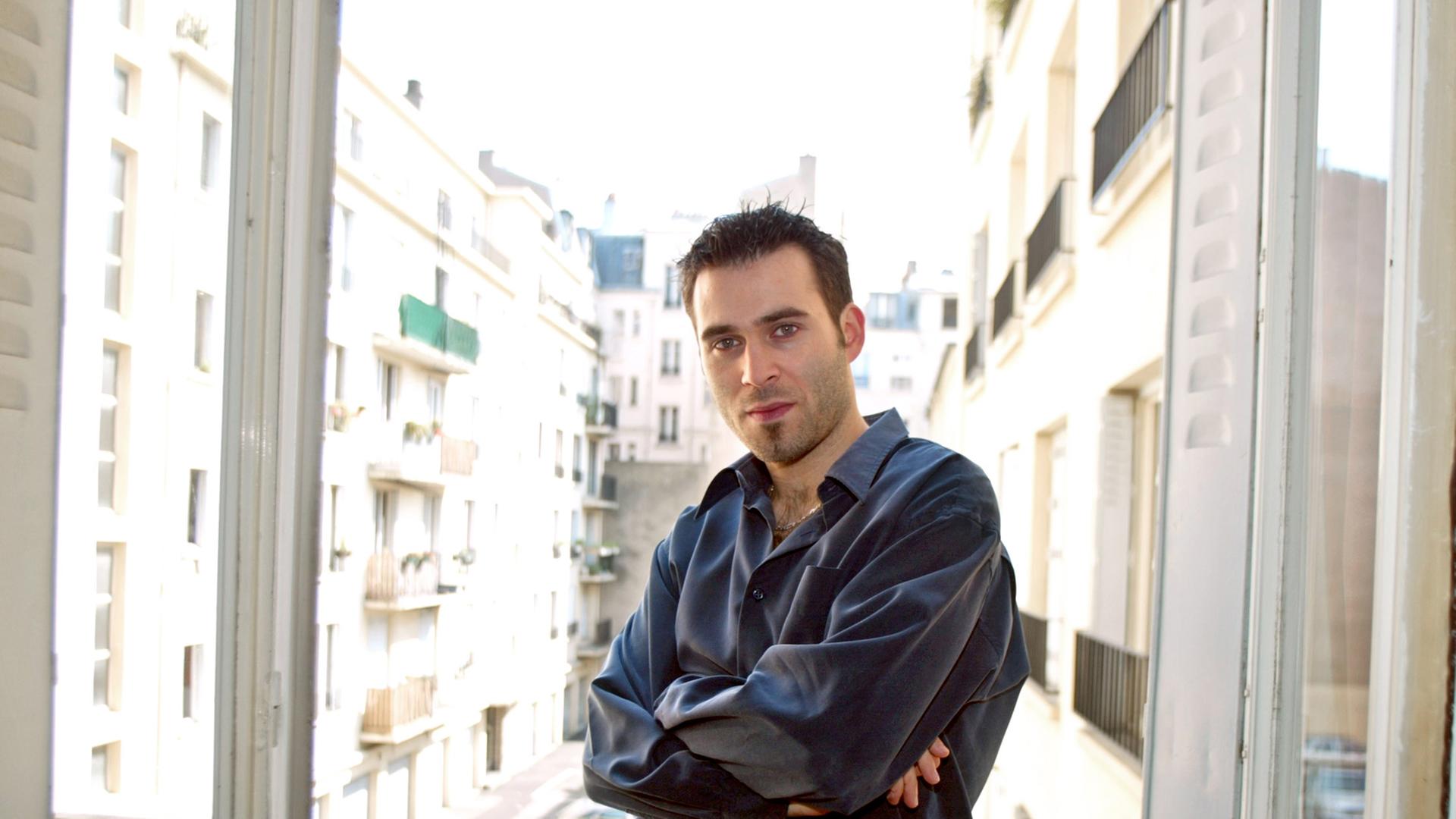 Der Philosoph Vincent Cespedes steht vor einem Fenster. Der Philosoph Vincent Cespedes steht vor einem Fenster.
