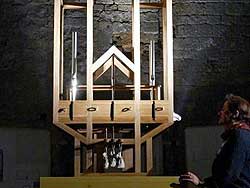 Die Cage-Orgel in St. Burchardi zu Halberstadt. Kleine Gewichte hängen an den Tasten, um die Töne zu halten.