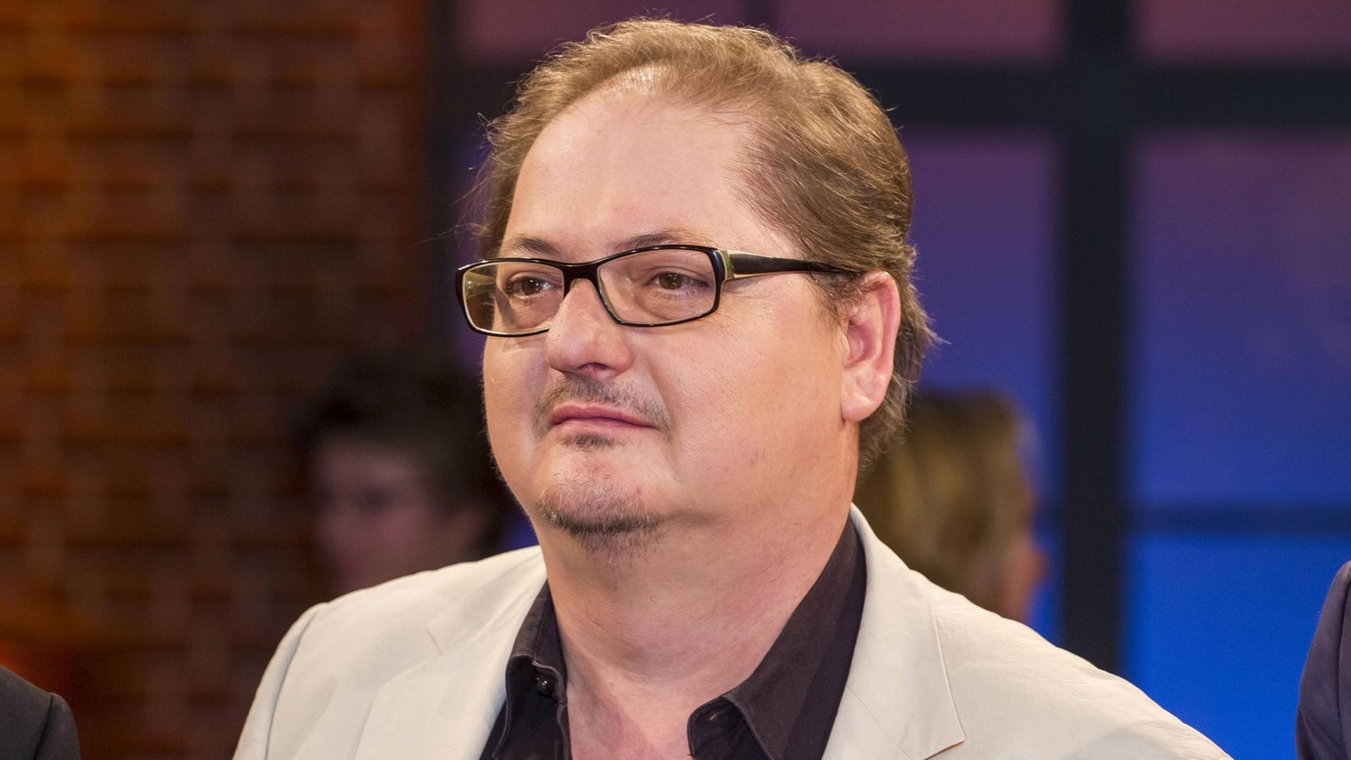 Schauspieler Jürgen Tarrach ist Charles. Schauspieler Jürgen Tarrach ist Charles.