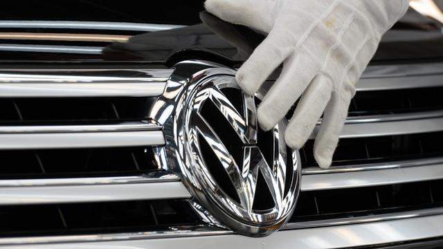 Das Logo des Volkswagen-Konzerns wird aufpoliert (23.10.2015).