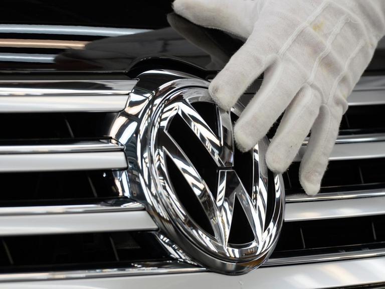 Das Logo des Volkswagen-Konzerns wird aufpoliert (23.10.2015).