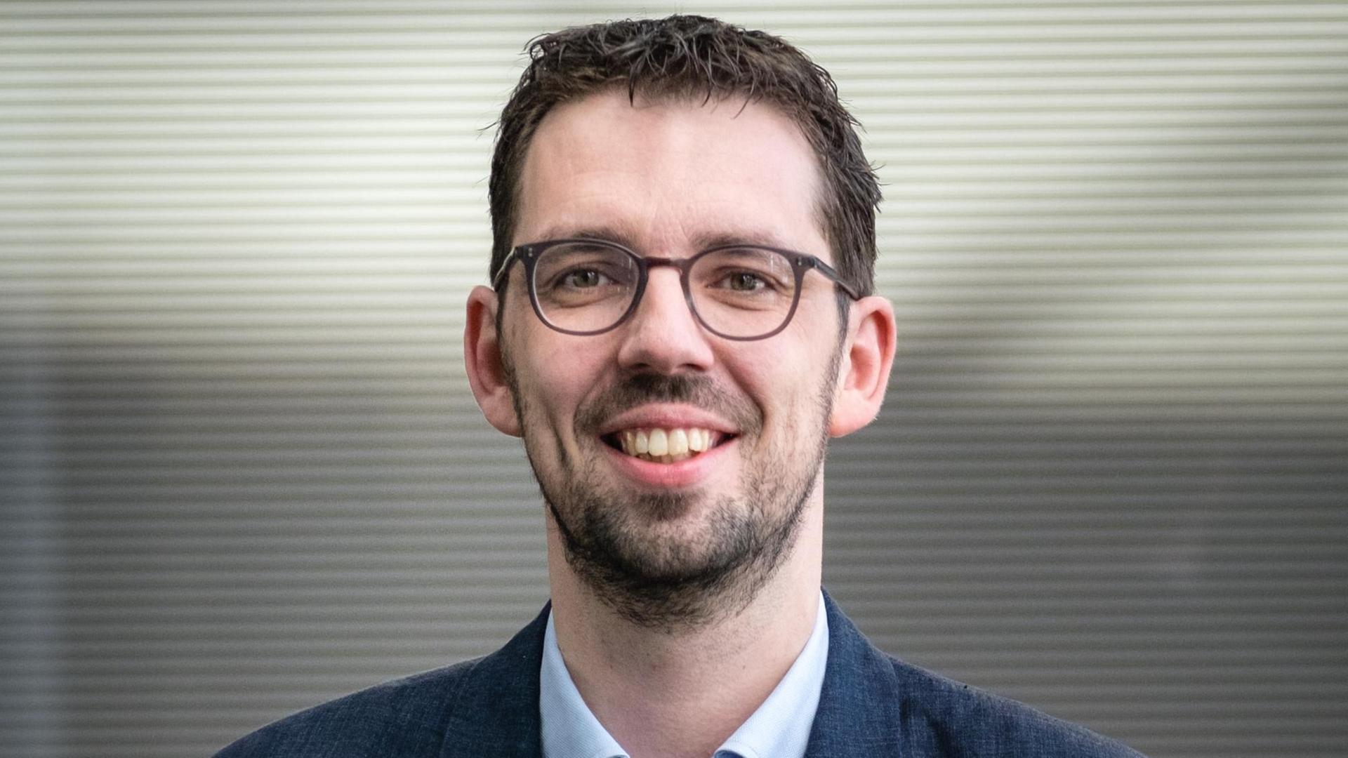 Portrait Dirk von Gehlen Halbtotale Portrait Dirk von Gehlen Halbtotale