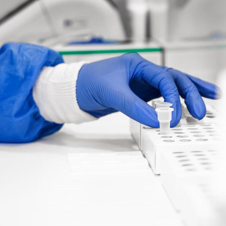 Laboruntersuchung in einem Covid-19-Testzentrum