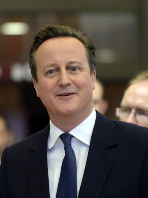Der britische Premierminister David Cameron verlässt mit einem Lächeln den EU-Gipfel in Brüssel.