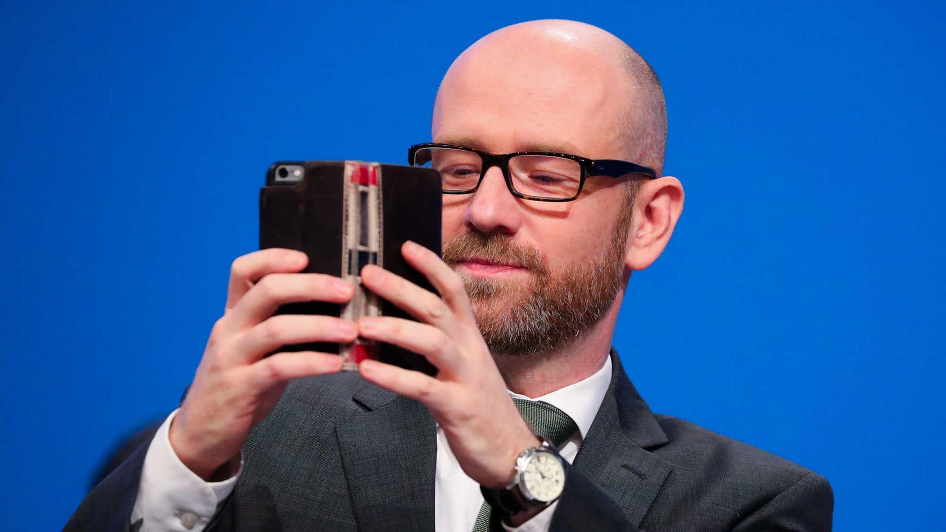 CDU-Generalsekretär Peter Tauber macht am 06.12.2016 beim 29. Bundesparteitag der CDU in Essen (Nordrhein-Westfalen) ein Foto mit seinem Smartphone. CDU-Generalsekretär Peter Tauber macht am 06.12.2016 beim 29. Bundesparteitag der CDU in Essen (Nordrhein-Westfalen) ein Foto mit seinem Smartphone.