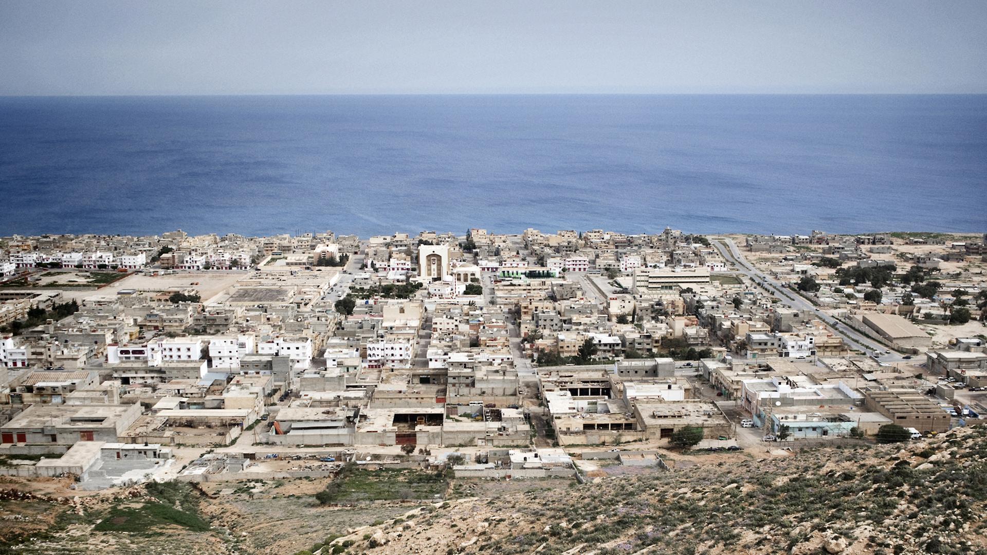 Blick von oben auf die libysche Küstenstadt Derna, dahinter das Mittelmeer.