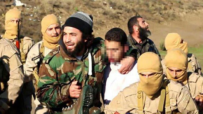 Ein von der Terrormiliz IS veröffentlichtes Bild zeigt den in Geiselhaft genommenen Piloten nach dem Abschuss eines Kampfjets. Ein von der Terrormiliz IS veröffentlichtes Bild zeigt den in Geiselhaft genommenen Piloten nach dem Abschuss eines Kampfjets.