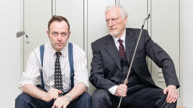 Zwei Schauspieler in der Hamburger Inszenzierung von Ayad Akthars Wirtschaftsthriller "Junk" Zwei Schauspieler in der Hamburger Inszenzierung von Ayad Akthars Wirtschaftsthriller "Junk"