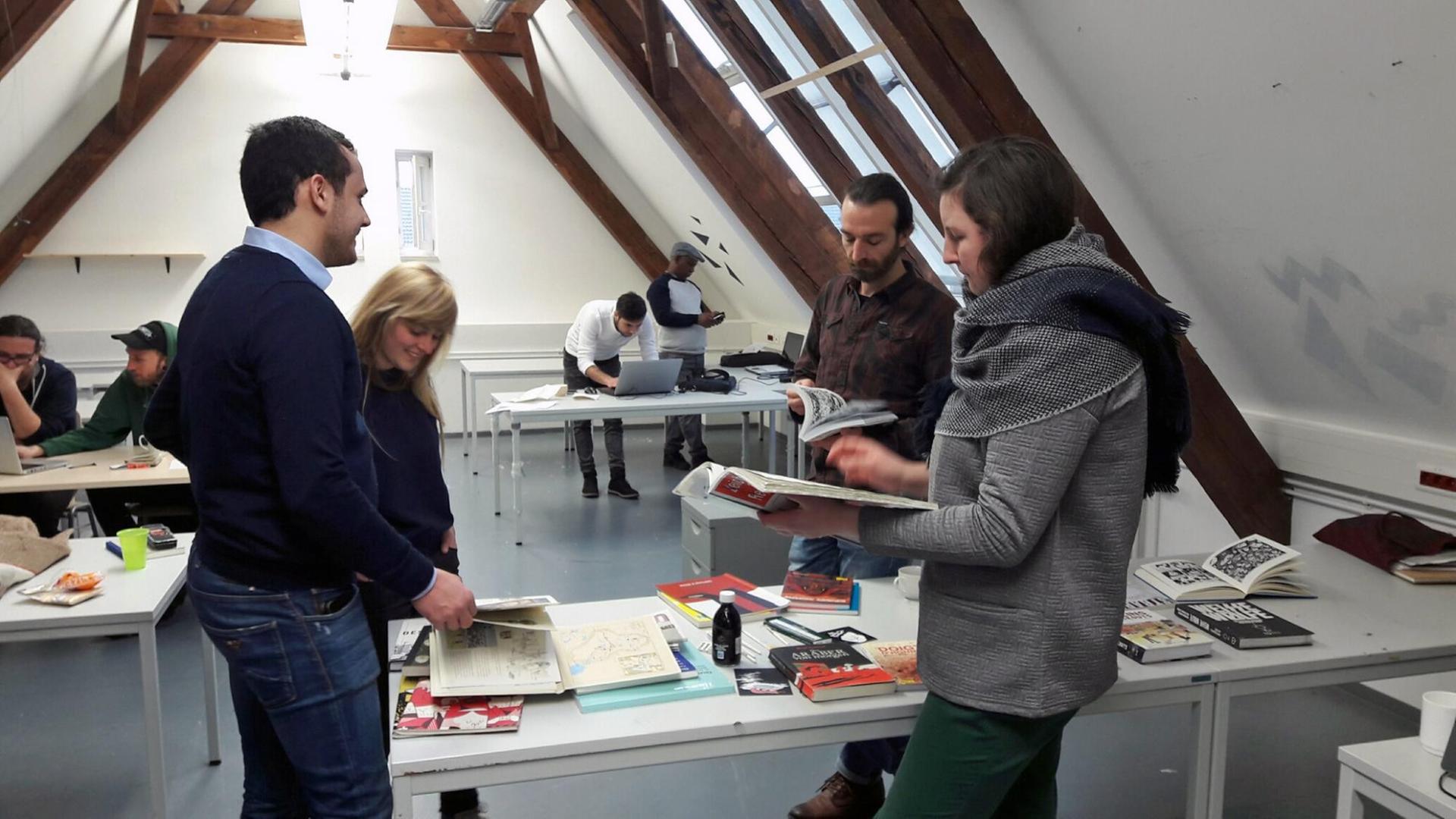Gut recherchierte und kunstvoll umgesetzte Comicreportagen. Dafür hat der Verein 24 junge Journalisten und Zeichner nach Hamburg eingeladen. Unter dem Motto "Alphabet des Ankommens" entwickeln sie in Zweierteams binnen einer Woche neue Perspektiven auf die Themen Flucht und Migrationen und setzen die Reportagen zeichnerisch um. 2017. Gut recherchierte und kunstvoll umgesetzte Comicreportagen. Dafür hat der Verein 24 junge Journalisten und Zeichner nach Hamburg eingeladen. Unter dem Motto "Alphabet des Ankommens" entwickeln sie in Zweierteams binnen einer Woche neue Perspektiven auf die Themen Flucht und Migrationen und setzen die Reportagen zeichnerisch um. 2017.