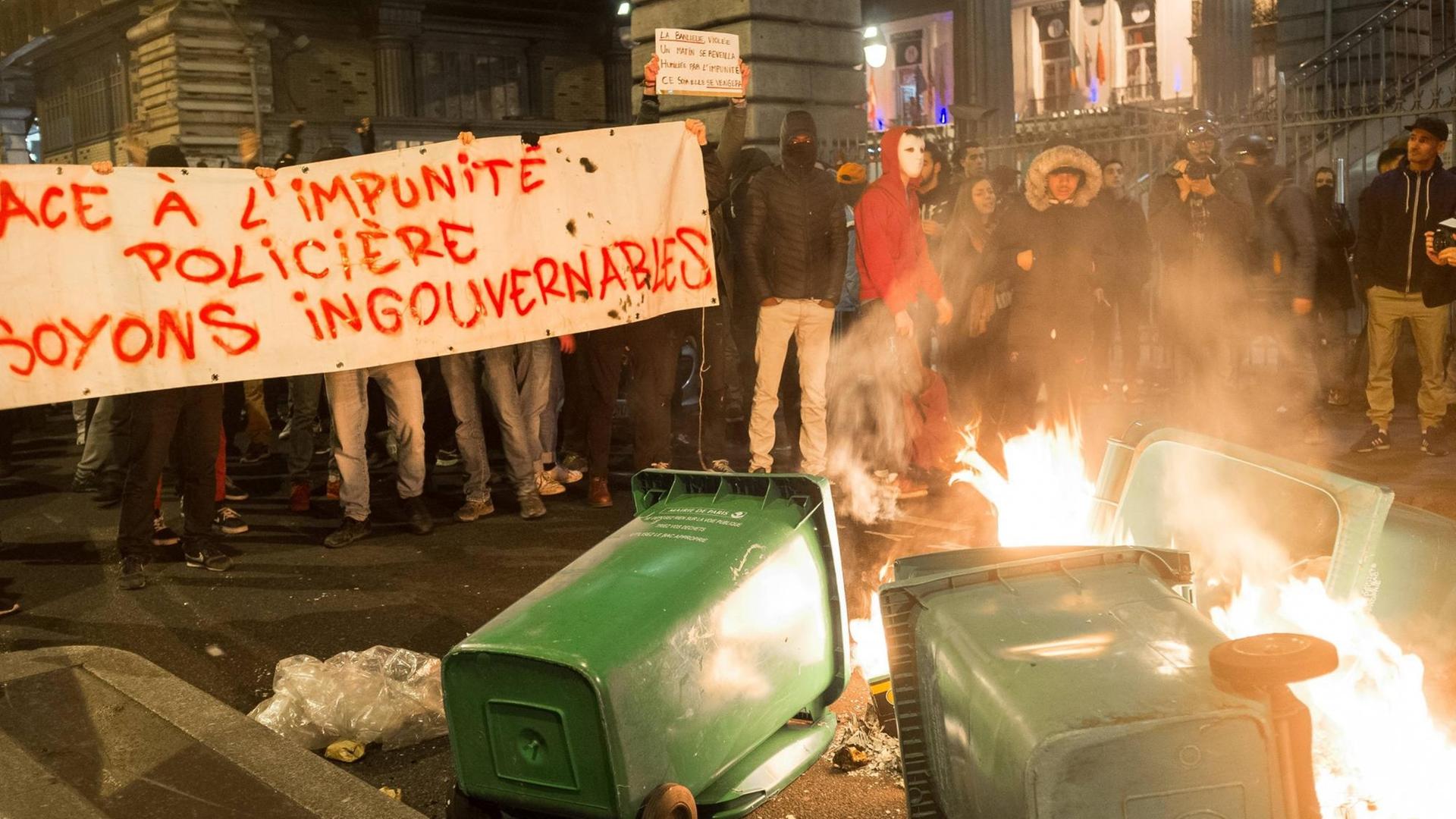 In Paris ist es bei Protesten gegen Polizeigewalt zu Ausschreitungen gekommen. In Paris ist es bei Protesten gegen Polizeigewalt zu Ausschreitungen gekommen.