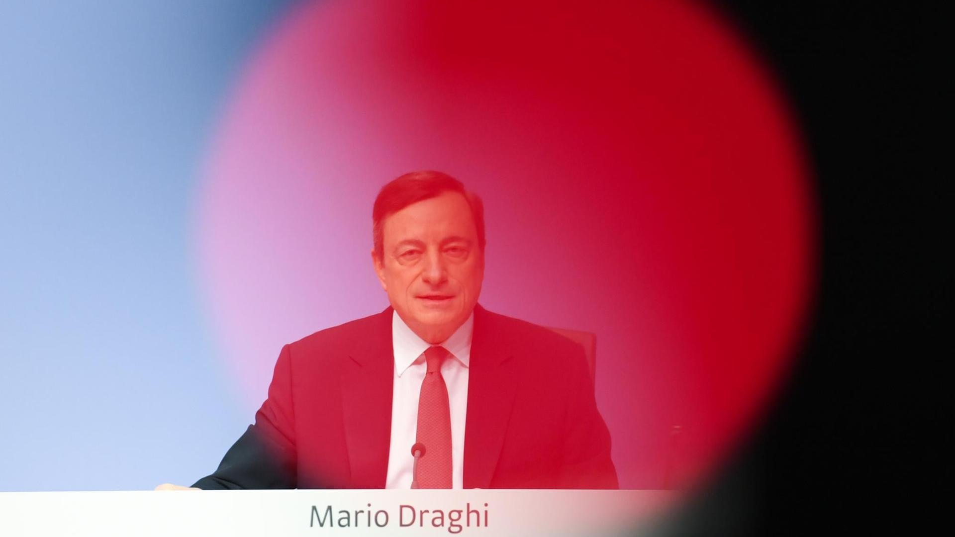 Mario Draghi, Präsident der Europäischen Zentralbank (EZB), spricht am 21.04.2016 während der EZB-Pressekonferenz in Frankfurt am Main (Hessen).