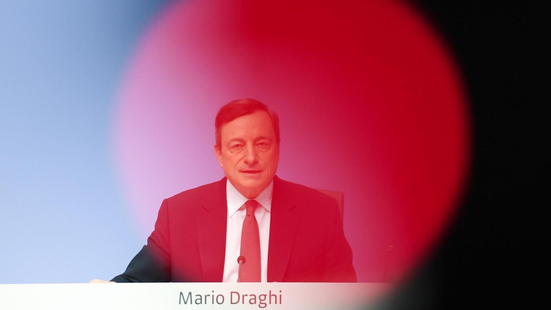Mario Draghi, Präsident der Europäischen Zentralbank (EZB), spricht am 21.04.2016 während der EZB-Pressekonferenz in Frankfurt am Main (Hessen). Mario Draghi, Präsident der Europäischen Zentralbank (EZB), spricht am 21.04.2016 während der EZB-Pressekonferenz in Frankfurt am Main (Hessen).