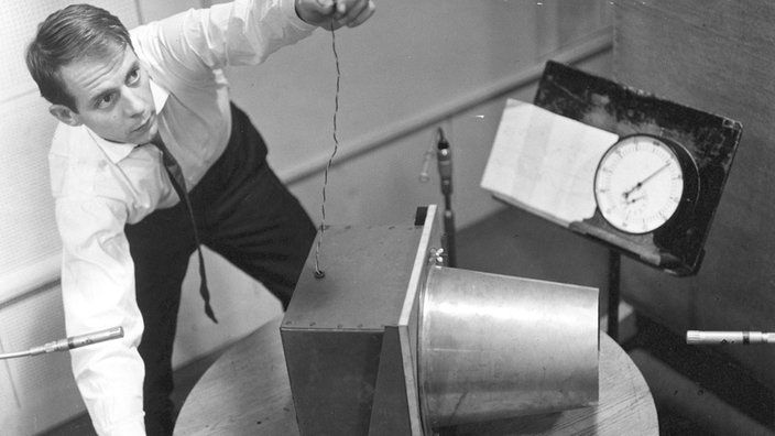 Karlheinz Stockhausen 1962. Das erste Foto des Komponisten im Studio für Elektronische Musik. Karlheinz Stockhausen 1962. Das erste Foto des Komponisten im Studio für Elektronische Musik.