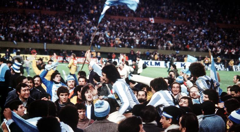 Die argentinischen Spieler werden von jubelnden Fans am 25.06.1978 im River Plate-Stadion in Buenos Aires auf Schultern getragen.