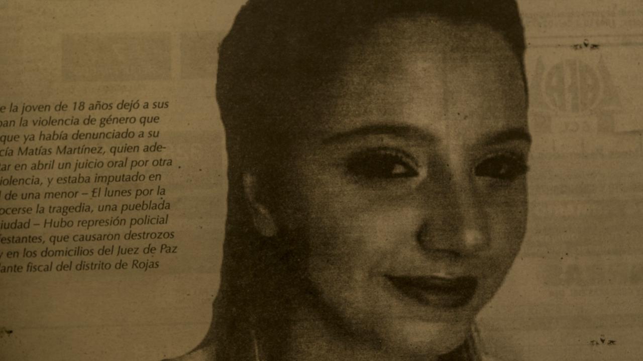 Das schwarz-weiß Porträt eines lächelnden jungen Mädchens ist in einer Zeitung abgedruckt neben einem Artikel. Das schwarz-weiß Porträt eines lächelnden jungen Mädchens ist in einer Zeitung abgedruckt neben einem Artikel.
