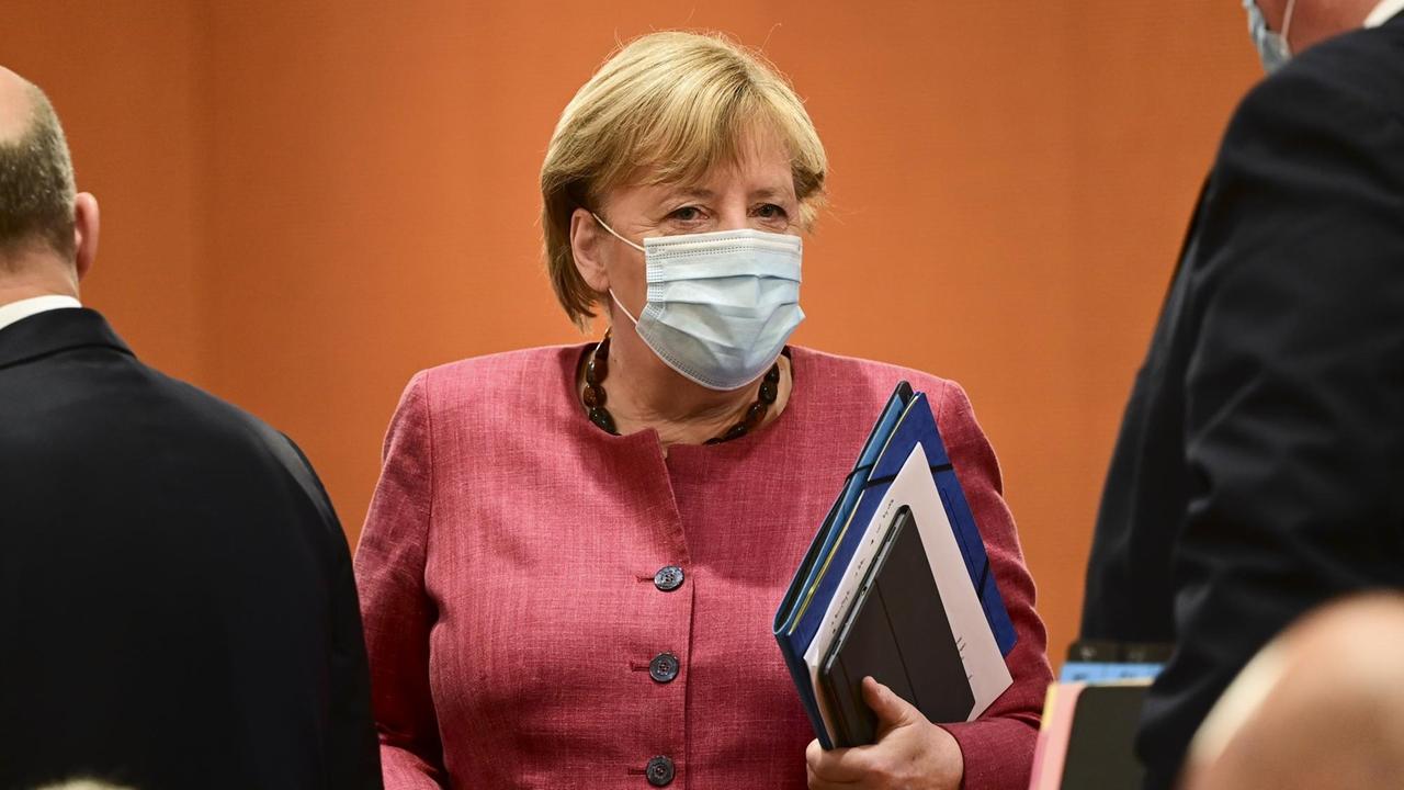 Bundeskanzlerin Angela Merkel (CDU) trägt eine medizinische Maske bei i...</p>

                        <a href=