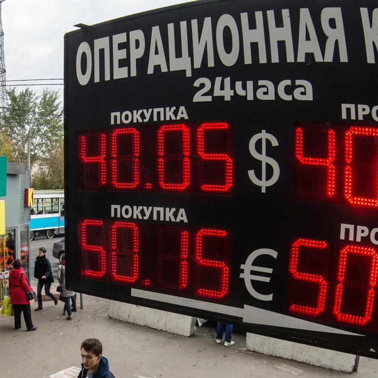Eine Anzeigetafel in Moskau zeigt den aktuellen Wechselkurs des russischen Rubels. Zum ersten Mal muss man für einen Dollar mehr als 40 Rubel bezahlen. 