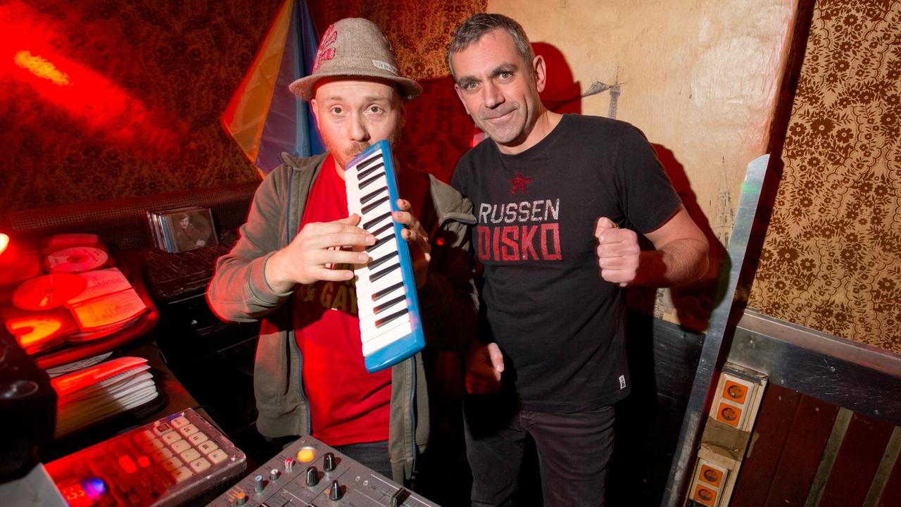 Yuriy Gurzhy (l) und der Autor Wladimir Kaminer legen auf ihrer Partyreihe "Russendisko" in Berlin auf Yuriy Gurzhy (l) und der Autor Wladimir Kaminer legen auf ihrer Partyreihe "Russendisko" in Berlin auf